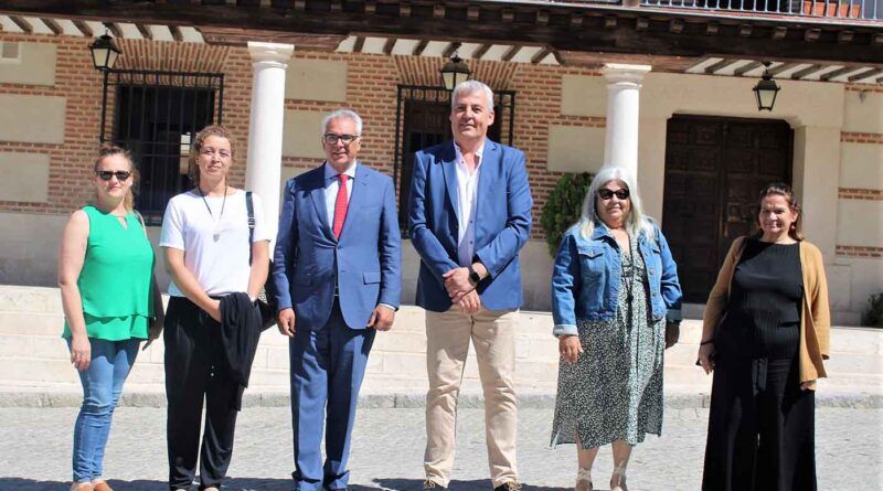 Casarrubuelos recibe la visita del consejero de Administración Local y Digitalización