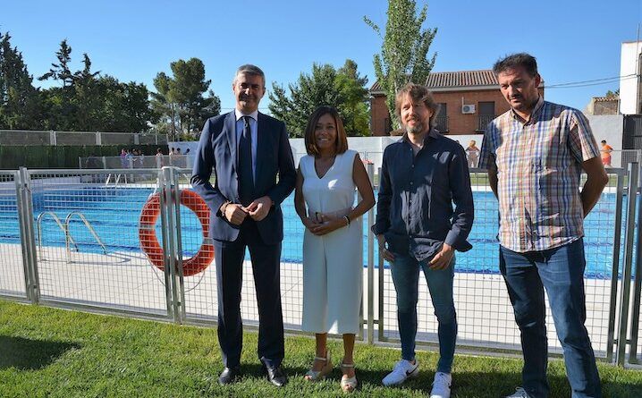 Charo Navas y Álvaro Gutiérrez inauguran la nueva piscina de Olías del Rey en la que han invertido 300.000 euros.