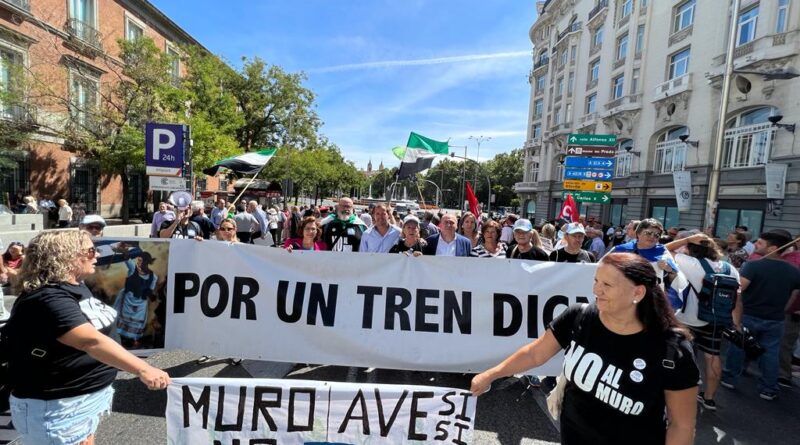 El Congreso de los Diputados recibe una concentración para reclamar el tren Madrid-Extremadura que pase por Toledo