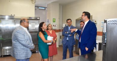 El Consejero visita al comedor escolar de verano de Villaluenga