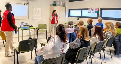 Grupo de personas participando en el taller de salud emocional en Torrejón de Velasco.