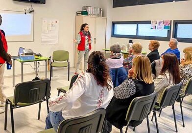 Grupo de personas participando en el taller de salud emocional en Torrejón de Velasco.