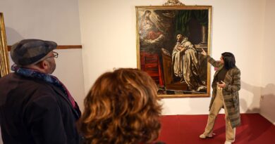 Concepción Cedillo, presidenta de la Diputación de Toledo, durante su visita a la exposición de Luis Tristán en Yepes.