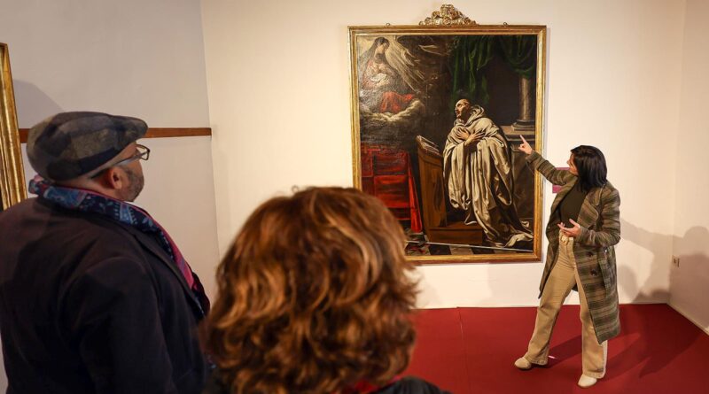 Concepción Cedillo, presidenta de la Diputación de Toledo, durante su visita a la exposición de Luis Tristán en Yepes.