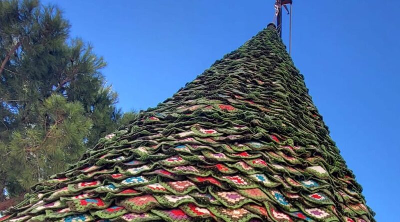 Renato, el árbol de navidad de Alameda, con muchas madres y algún que otro padre