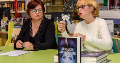 Eva Zamora presentó su novela de misterio Venganza a fuego lento en la Biblioteca Municipal