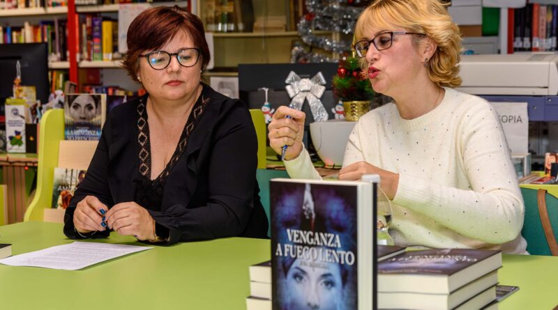 Eva Zamora presentó su novela de misterio Venganza a fuego lento en la Biblioteca Municipal