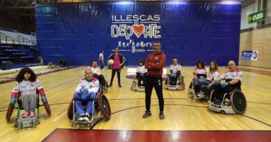 Jugadores del Quijote Rugby Club de Illescas participan en una jornada de inclusión en silla de ruedas.