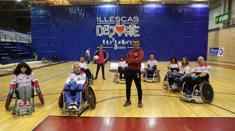 Jugadores del Quijote Rugby Club de Illescas participan en una jornada de inclusión en silla de ruedas.