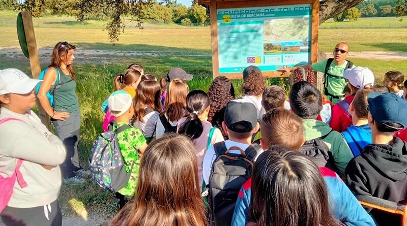 Grupo de escolares participando en el 'Programa de Senderismo Didáctico' de la Diputación de Toledo.