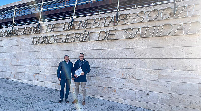 Alcalde de Seseña, Jaime de Hita, en la Consejería de Sanidad de Toledo. Centro médico en El Quiñón.