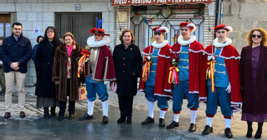 Concepción Cedillo junto a otros cargos institucionales en la tradicional Fiesta de la Encamisada de Menasalbas.