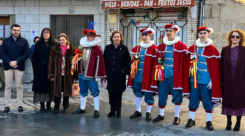 Concepción Cedillo junto a otros cargos institucionales en la tradicional Fiesta de la Encamisada de Menasalbas.