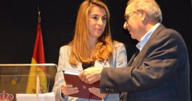 Gala conmemorativa del 257 aniversario del Privilegio de Exención de Esquivias, con la alcaldesa Almudena González y el cronista Jaime García González.